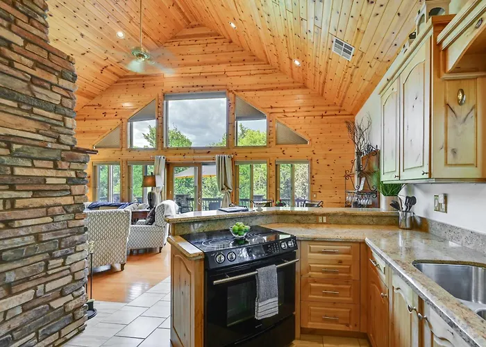 Log In W/ Deck, Mtn & Creek Views Holiday home