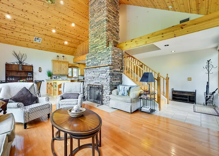 Holiday home Log In W/ Deck, Mtn & Creek Views