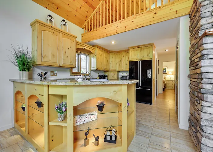 Holiday home Log In W/ Deck, Mtn & Creek Views *