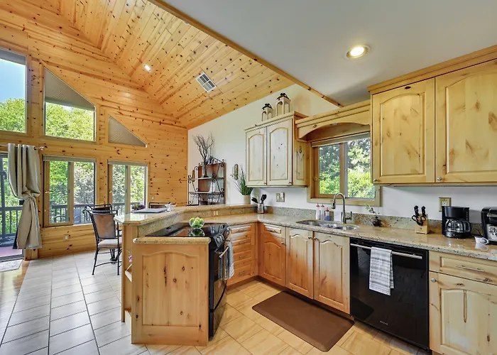 Holiday home Log In W/ Deck, Mtn & Creek Views