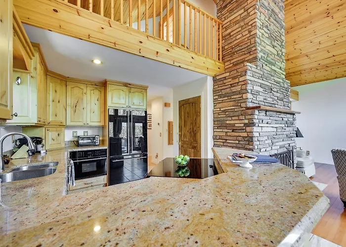 Holiday home Log In W/ Deck, Mtn & Creek Views